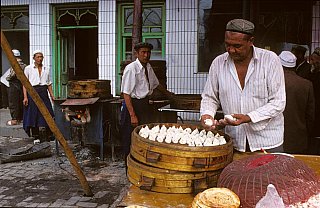 1998 - Stra&szlig;enrestaurant in Kashgar - China: Land und Leute