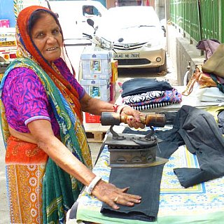 B&uuml;glerin im Bazar-Viertel von Karol Bagh in Delhi - Delhi: Land und Leute