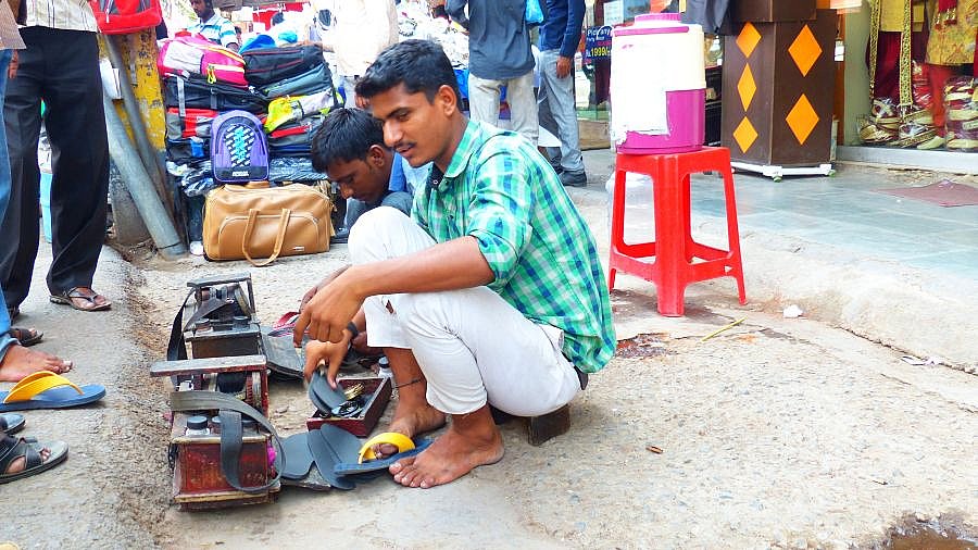 Mobiler Schuster-Stand im Bazar-Viertel Karol Bagh - Delhi: Land und Leute