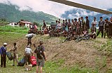 1998 - Neugierige Beobachtung in Simikot - West-Nepal: Landschaft