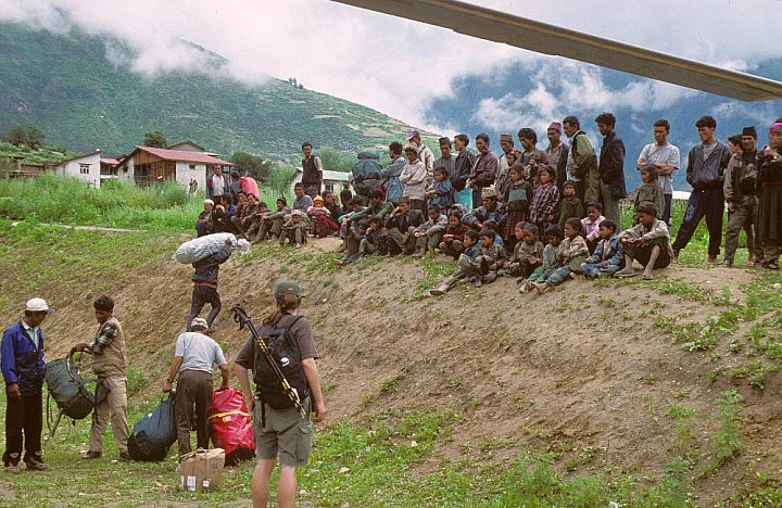 1998 - Neugierige Beobachtung in Simikot - West-Nepal: Landschaft