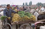1998 - Gem&uuml;seh&auml;ndler auf dem Sonntagsmarkt - China: Land und Leute