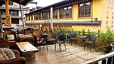Terasse des Timeless Inn Gaestehauses - S&uuml;d-Ost-Tibet: Essen & Schlafen