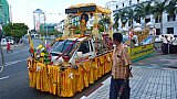 Prozession in Yangon  - Zentral-Myanmar: Land und Leute