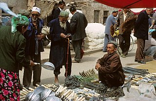 1998 - Haushaltswarenh&auml;ndler auf dem Sonntagsmarkt - China: Land und Leute
