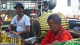 Trommler bei der Prozession in Yangon - Zentral-Myanmar: Land und Leute
