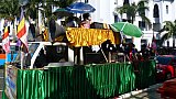 Hierher kommt die Musik bei der Prozession in Yangon - Zentral-Myanmar: Land und Leute