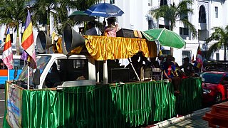Hierher kommt die Musik bei der Prozession in Yangon - Zentral-Myanmar: Land und Leute