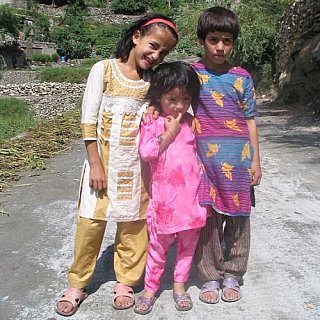 1998 - Hunza-M&auml;dchen in Karimabad, Pakistan - Nord-Pakistan: Land und Leute