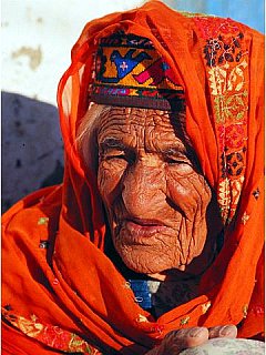1998 - betagte Hunzakut-Dame, Pakistan - Nord-Pakistan: Land und Leute