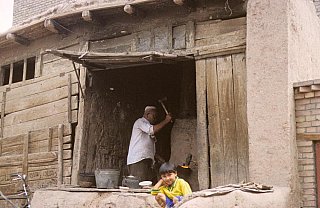 1998 - Hufschmied in der Altstadt in Kashgar - China: Land und Leute