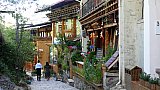 Seitengasse beim Guishan Tempel - S&uuml;d-Ost-Tibet: Sehensw&uuml;rdigkeiten
