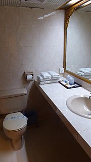 Badezimmer im Central Hotel in Yangon - Zentral-Myanmar: Essen & Schlafen
