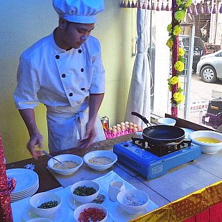 Eierspeisen frisch zubereitet im Central Hotel in Yangon - Zentral-Myanmar: Essen & Schlafen