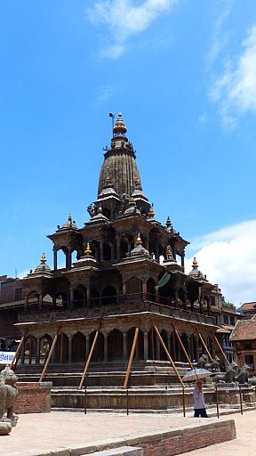 2015 - besch&auml;digter Tempel in Pathan, Nepal - NEP-Erdbeben