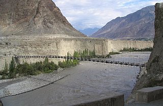 1998 - Br&uuml;cke &uuml;ber den Gilgit Fluss - Nord-Pakistan: Landschaft