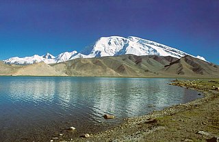 1998 - Mustagh-Ata-Spiegelung im Karakol See - West-China: Landschaft