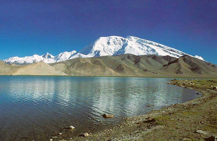 1998 - Mustagh-Ata-Spiegelung im Karakol See - West-China: Landschaft