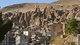 Dorf Kandovan am Berghang des Sahand-Gebirges - Nord-Iran: Landschaft