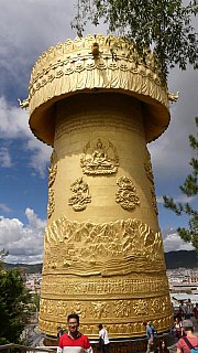 Die gr&ouml;&szlig;te Gebetsm&uuml;hle der Welt in Dukezong in Shangri-La - S&uuml;d-Ost-Tibet: Sehensw&uuml;rdigkeiten