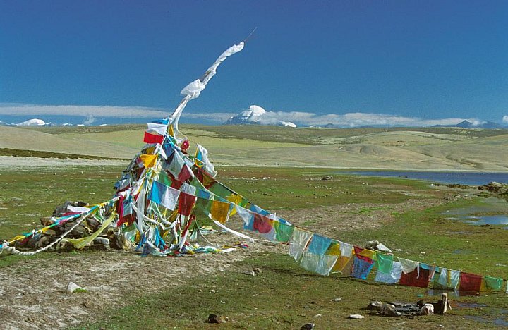 1998 - Gebetsfahnen vor dem Kailash - West-Tibet: Landschaft