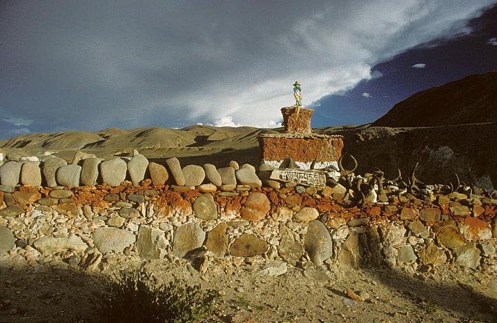1998 - Manimaur mit Chorten in Thirtapuri - West-Tibet: Sehensw&uuml;rdigkeiten