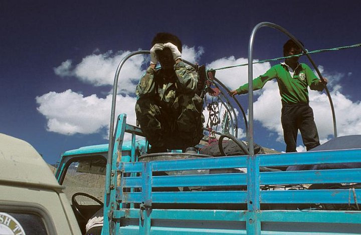 1998 - Pr&uuml;fende Blicke der Fahrer - Tibet Blog
