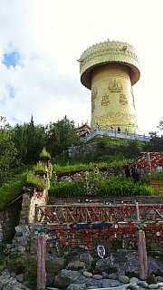 Aufstieg an den Fu&szlig; der gr&ouml;&szlig;ten Gebetsm&uuml;hle der Welt - S&uuml;d-Ost-Tibet: Sehensw&uuml;rdigkeiten