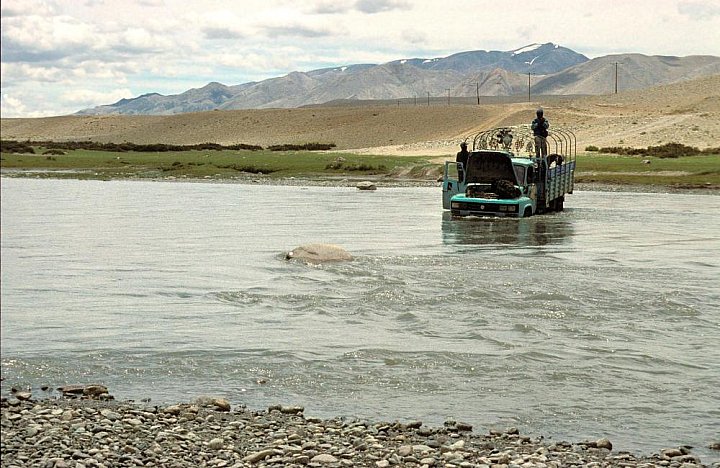 1998 - Truck im Flu&szlig; - Tibet Blog