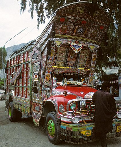 1998 - Kunstvoll verzierter LKW in Pakistan - Nord-Pakistan: Land und Leute
