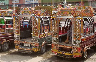 1998 - kunstvoll verzierte Sammeltaxis in Pakistan - Nord-Pakistan: Land und Leute