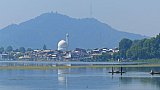Blick &uuml;ber den Dal See zur Hazrat Bal Moschee - Jammu & Kashmir: Sehensw&uuml;rdigkeiten