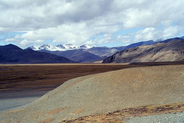 1992 - schneebedeckte Berge und w&uuml;stenhaftes Hochplateau - West-Tibet: Landschaft
