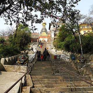 2015 - 300 Stufen hinauf nach Swyambunath - Kathmandu-Tal: Sehensw&uuml;rdigkeiten