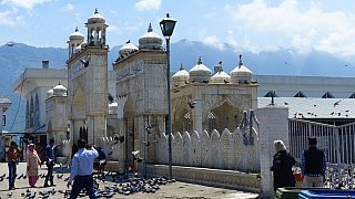 Eingangstor zur Hazrat Bal Moschee in Srinagar am Dal See - Jammu & Kashmir: Sehensw&uuml;rdigkeiten