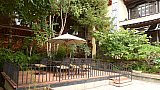 Sitzecke im Garten des Songtsam Hotels - S&uuml;d-Ost-Tibet: Essen & Schlafen