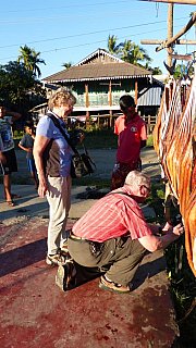 Uwe beim kreativen Fotografieren - West-Myanmar: Land und Leute