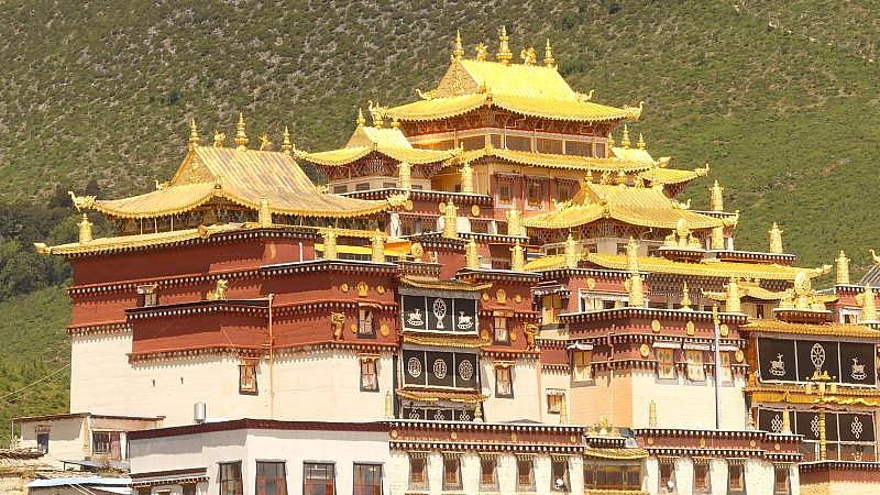 Die goldenen D&auml;cher des Ganden Sumtseling Klosters in Shangri-La - S&uuml;d-Ost-Tibet: Sehensw&uuml;rdigkeiten