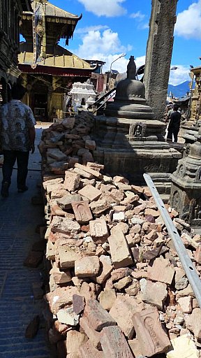 2015 - Tr&uuml;mmer auf dem Swayambunath-Gel&auml;nde - NEP-Erdbeben