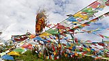 Gebetsfahnen auf dem heiligen Dongqusheng Hill &uuml;ber dem Lamuyangcuo See - S&uuml;d-Ost-Tibet: Sehensw&uuml;rdigkeiten