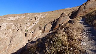 Spazierweg entlang des Berghanges und durch Tuffkegel - Nord-Iran: Landschaft