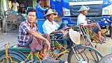Riksha-Fahrer im Marktviertel von Sittwe - West-Myanmar: Land und Leute