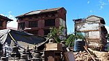 2015 - besch&auml;digtes Geb&auml;ude bei Swayambunath - NEP-Erdbeben