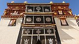 Eingang zum Haupttempel im Ganden Sumtseling Kloster - S&uuml;d-Ost-Tibet: Sehensw&uuml;rdigkeiten