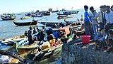 Reges Treiben im Fischereihafen von Sittwe - West-Myanmar: Land und Leute