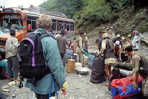 1992 - Gep&auml;cktransport nach Erdrutsch - Helambu-Langtang: Landschaft