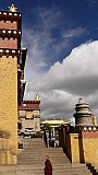 Tempelplatz im Ganden Sumtseling Kloster in Shangri-La - S&uuml;d-Ost-Tibet: Sehensw&uuml;rdigkeiten