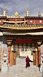 Tempeleingang im Ganden Sumtseling Kloster - S&uuml;d-Ost-Tibet: Sehensw&uuml;rdigkeiten