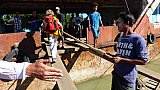 &Uuml;berquerung eines schmalen Stegs - Myanmar - Blog