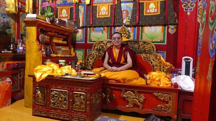 Rinpoche des Ganden Sumtseling Klosters - S&uuml;d-Ost-Tibet: Land und Leute